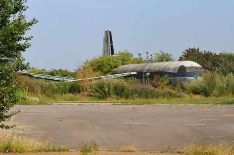 Plane Graveyard, Abandoned Plane, Abandoned Airport Aesthetic, Abandoned Airport, Airplane Graveyard, Station Eleven, Athens Airport, Warm Bodies, Airport Aesthetic