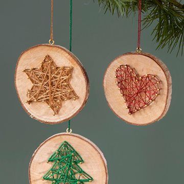 Wooden Christmas Trees Ornaments, String Art Christmas Ornaments, Winter String Art, String Art Ornaments, Christmas Tree String Art, Christmas String Art, String Art Christmas, String Ornaments, Xmas Crafts Kids