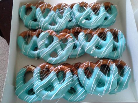 Tiffany Blue chocolate covered pretzels Candy Buffet Baby Shower, Bavarian Pretzel, Baby Shower Snacks, Baby Shower Chocolate, Covered Pretzels, Baby Shower Candy, Its A Boy, Summer Baby Shower, Blue Chocolate