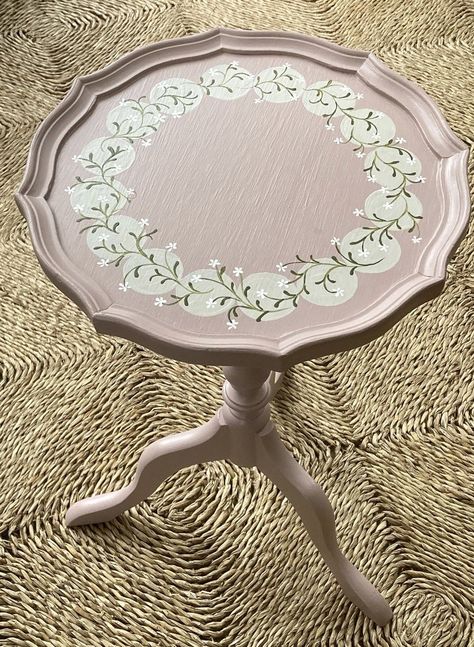 Pink Antique Furniture, Shabby Chic Painted Furniture, Painted Wooden Tables Ideas, Decorated Furniture Painting, Paint Table Ideas, Painting On Furniture, Vintage Hand Painted Furniture, Table Painting, Painted Vintage Furniture