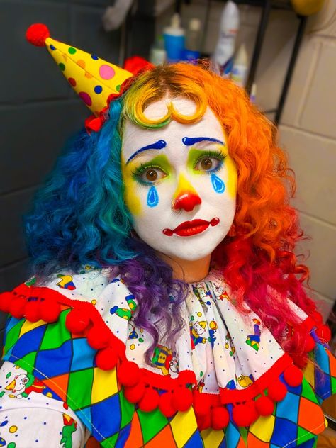 Cute Clown Accessories, Sparkly Clown Makeup, Rainbow Clown Aesthetic, Clown Costumes Halloween, Friendly Clown Makeup, Clown Hairstyles Short Hair, Cute Clown Mask, Red And Blue Clown Makeup, Clown Costume Colorful