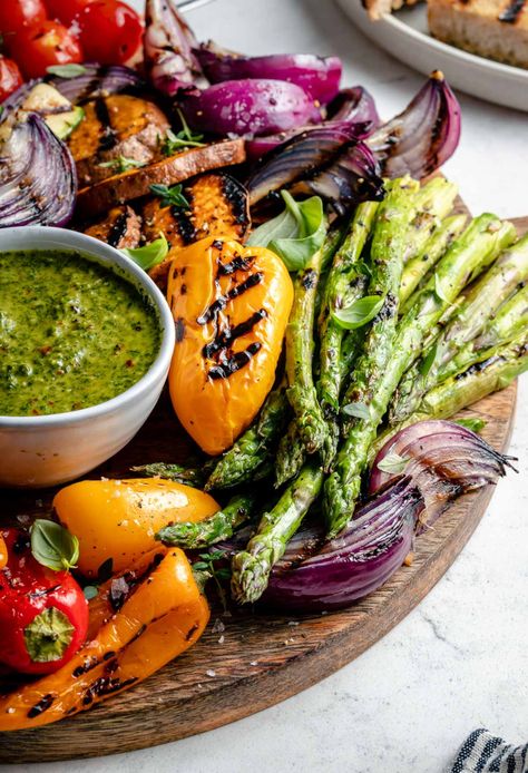 This Easy Grilled Vegetable Platter with Chimichurri is summer on a plate! Serve your favorite grilled veggies (asparagus! bell peppers! broccolini! sweet potato! tomatoes! zucchini!) with a zippy homemade chimichurri to add extra vegetables to any summer dinner. This grilled veggie platter the perfect appetizer or side dish for summer entertaining! Naturally vegetarian, vegan, & dairy-free. #grilledvegetables #grilledvegetableplatter #grilledveggieplatter #grilledveggieplatterideas Grill Basket, Vegan Grilling, Vegetable Platter, Summer Veggies, Grilled Eggplant, How To Cook Asparagus, Cooling Rack, Clear Eyes, Grilled Veggies