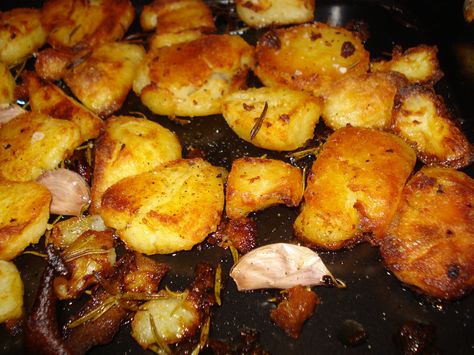 Jamie Oliver Roast Potatoes, Roast Dinners, Best Roast Potatoes, Perfect Roast Potatoes, Perfect Roast, Roasted Potato Recipes, Jamie Oliver Recipes, Duck Fat, Roast Potatoes