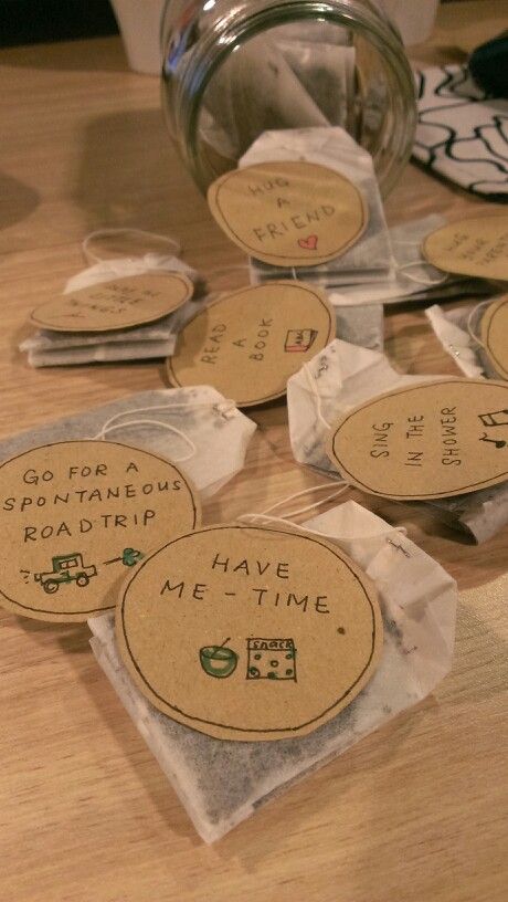 A friend re-labelled all the tea bags into a personalized labels for.me and put them in a jar for her farewell gift! So creative and thoughtful Small Goodbye Gifts, Diy Farewell Gifts, Diy Farewell Gifts For Friends, Farewell Gift Ideas, Personalized Tea Bags, Christmas To Do List, Farewell Party, Convention Gifts, Goodbye Gifts