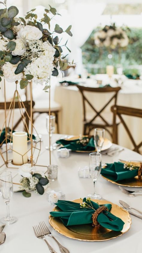 Emerald Wedding Colors, Emerald Green Wedding Theme, Green Gold Weddings, Dark Green Wedding, Green Themed Wedding, Emerald Green Weddings, Gold Wedding Theme, Verde Smeraldo, Gold Wedding Decorations