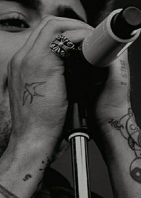 Zayn Hands, Zayn Wallpaper, Zayn Core, Zayn Malik Tattoos, Zaddy Zayn, Zayn Malik Video, Zayn Malik Style, Zayn Malik Photos, One Direction Songs