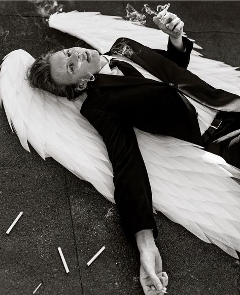 Creative Men Photoshoot Ideas, Fallen Angel Outfit, Streetwear Moodboard, Suit Streetwear, Blood Photos, Press Shots, Pose Practice, Men Pics, Photo Men