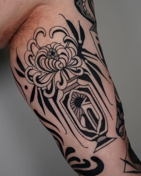 Fully healed wannado! Thanks Paul. #healedtattoo #healed #chrysanthemum #chrysanthemumtattoo #vasetattoo #blackworktattoos Black And Grey Chrysanthemum Tattoo, Chrysanthemum Tattoo, Painting Tattoo, Chrysanthemum, Tattoo On, Traditional Tattoo, Blackwork, Tatting, Black And Grey