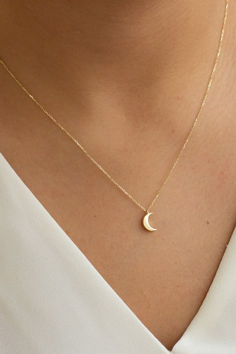 Pendant Necklace Outfit, Gold Moon Necklace, Pretty Jewelry Necklaces, Pendant Necklace Simple, Celestial Necklace, Gold Armband, Crescent Moon Necklace, Gold Moon, Classy Jewelry