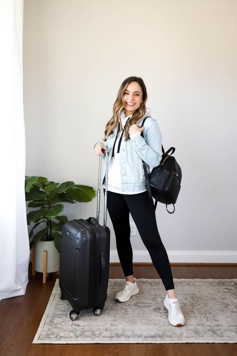 Petite friendly travel outfits | petite style | travel outfits | airport outfits Sightseeing Outfit, Comfortable Travel Outfit, Outfit Petite, Airplane Outfits, Engagement Photo Outfits Fall, Fall Travel Outfit, Summertime Outfits, Winter Travel Outfit, Outfits Petite