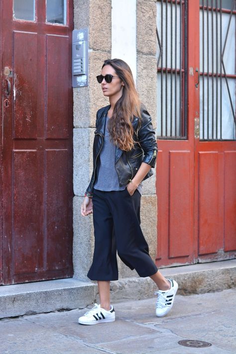 black culottes Culottes Outfit, Blazer En Cuir, Black Culottes, Basic Clothes, Fashion Trousers, Square Pants, Style Evolution, Chic Summer Outfits, Monochrome Fashion