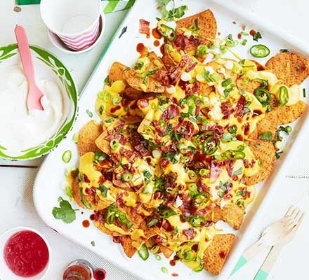 Bacon nachos with cheese sauce Nachos With Cheese Sauce, Snacks For Teenagers, Nachos With Cheese, Quick Party Snacks, Bacon Nachos, Bacon Snacks, Vegetarian Nachos, Con Carne Recipe, Homemade Nachos