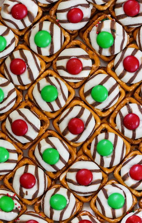 Christmas Pretzel Hugs, Quick Christmas Dessert, Pretzel Hugs, Christmas Pretzel, Holiday Pretzels, Christmas Pretzels, Easy Holiday Cookies, Pretzel Treats, Chocolate Festival