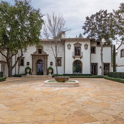 Real Estate sur Instagram : Sylvester Stallone js selling his massive Beverly Hills house. Swipe for more pictures. - Stallone's Beverly Hills pad covers 21,000 square… Adele House, Rocky Balboa Statue, Beverly Hills Real Estate, Beverly Park, Beverly Hills Houses, Life Size Statues, Century City, Just Sold, Mansions Homes