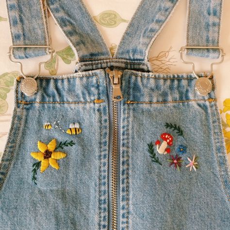 Overalls Diy, Flower Overalls, Cottagecore Fashion Casual, Embroidered Overalls, Aesthetic Embroidery, Denim Dungaree, Cottagecore Clothes, Denim Embroidery, Cottagecore Outfits