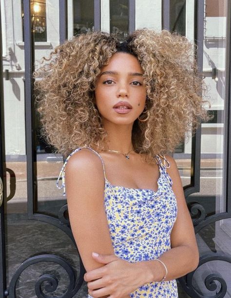 Daili Perez, All Over Blonde Hair Color, Hair Inspo Short, Hombre Hair, Milkshake Hair, Curly Hair Inspo, Milkshake Hair Products, But Im A Cheerleader, Dyed Curly Hair