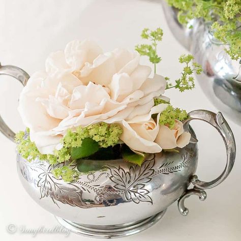 Oh, I LOVE this vintage teapot flower arrangement. How cute! She uses an old teapot as a flower vase. Love the way she explains how to make a teapot floral arrangement. I am so going to copy this teapot centerpiece idea! Teapot Bouquet, Teapot Centerpiece, Loose Bouquet, White Table Settings, Vase Centerpiece, Unique Floral Arrangements, Easy Fall Decor, Vintage Teapot, Silver Teapot