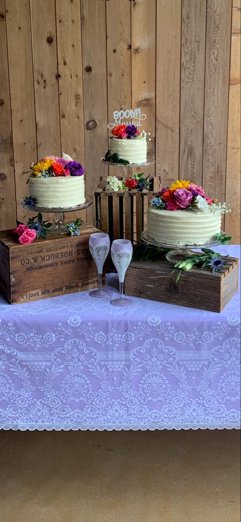 Seperate Wedding Cake Ideas, Wedding Cakes Not Stacked, Multi Cake Display, 3 Separate Tier Wedding Cake, Wedding Cakes Separate Tiers, Wedding Cake Not Stacked, Multi Cake Wedding Display, Multiple Cakes Wedding Display, Multiple Cake Display