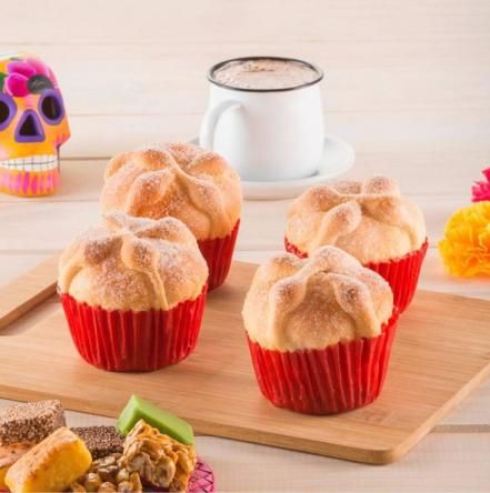 Pan de muerto exótico en CDMX | El Universal Mexican Sweet Breads, Mexican Bread, Mexican Dessert Recipes, Cupcakes Decorados, Gourmet Cupcakes, Deli Food, Mexican Dessert, Baking Project, Pan Dulce