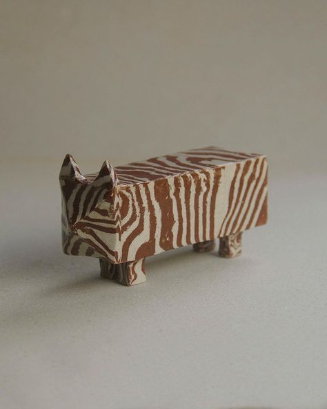 Ceramic Block Cat Nerikomi Jewelry, Cat Ceramic Sculpture, Nerikomi Pottery, Clay Bowl, Ceramic Boxes, Cardboard Art, Pottery Classes, Ceramics Pottery Art, Learn Art