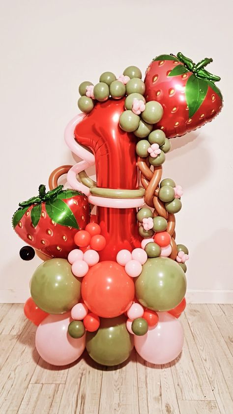 Strawberry balloon idea Strawberry Balloon Bouquet, Strawberry Balloon Decor, Strawberry Balloon Arch, Strawberry Centerpiece Ideas, Jordan Baby Shower, First Birthday Balloons, 16 Balloons, 1st Birthday Balloons, Balloon Garland Diy