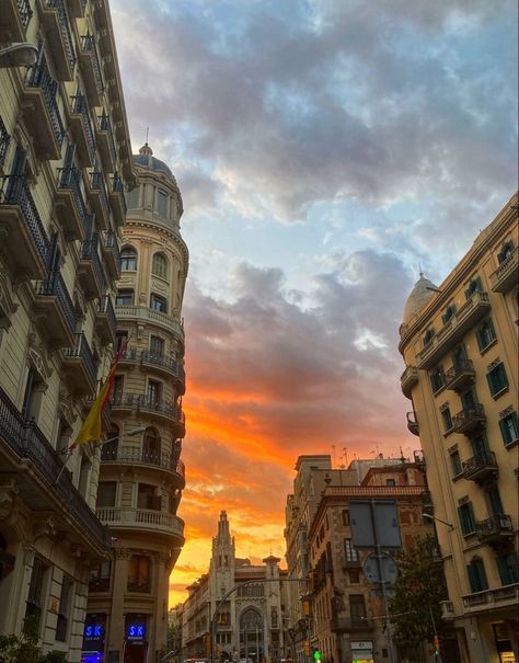 City Of Barcelona, Sunset In Barcelona, Barcelona In Summer, Spain Barcelona Aesthetic, Spain Girl Aesthetic, Barcelona City Aesthetic, Europa Aesthetic, Thesummeriturnedpretty Aesthetic, Summer In Barcelona