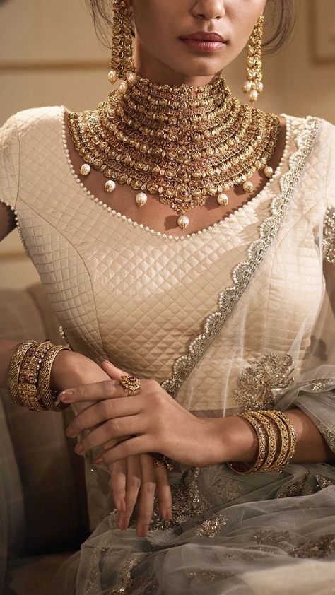 Pengantin India, Pinterest Jewelry, Saree Bollywood, Perhiasan India, Modern Gold Jewelry, Trendy Jewerly, Real Gold Jewelry, Indian Jewelry Sets, Jewelry Luxury