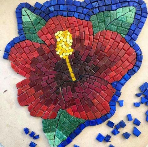 Hibiscus Mosaic Pattern, Tiled Furniture, Mosaic Designs Pattern, Realistic Flower Drawing, Paper Mosaic, Mosaic Stepping Stones, Mosaic Garden Art, Mosaic Art Projects, Artistic Tile