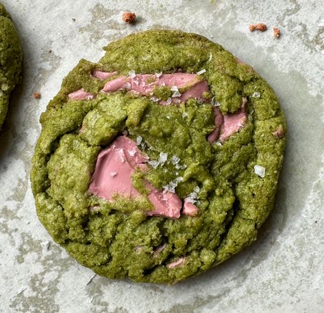 Ruby Chocolate Matcha Cookies Vegan Matcha Cookies, Hibiscus Cookies, Ruby Chocolate, Matcha Cafe, Matcha Dessert, Matcha Cookies, Bakery Food, Raspberry Cookies, Vanilla Sugar Cookie