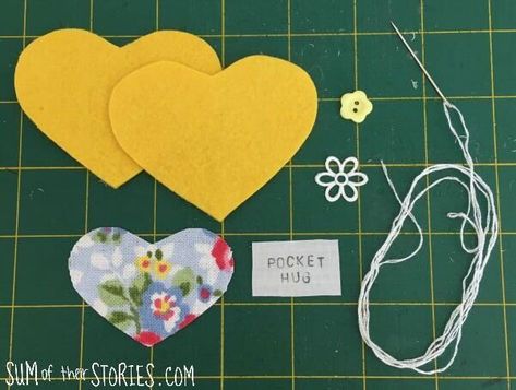 Small Felt Projects, Pocket Hugs Diy, Pocket Hearts Free Pattern, Pocket Hug Ideas, Mailable Gifts, Diy Pocket Hug, Pocket Hug Ideas Diy, Pocket Hearts Poem, Pocket Hug Pattern