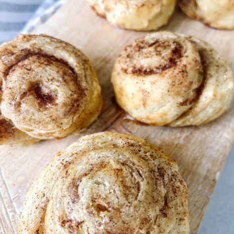 Baby Friendly Banana Cinnamon Rolls - Feeding Tiny Bellies Banana Cinnamon Rolls, Tiny Bellies, Healthy Cinnamon Rolls, Banana Roll, Weaning Foods, Baby Meals, Diy Baby Food, Easy Baby Food Recipes, Toddler Recipes