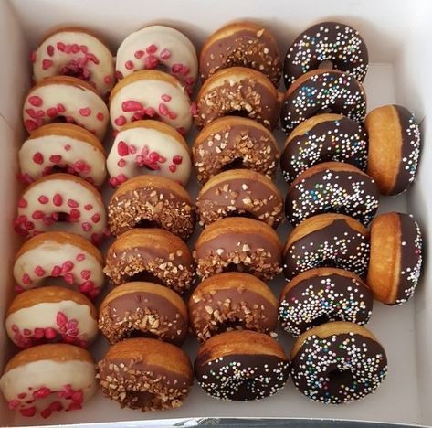 Mini Donuts Ideas, Donat Glaze, Donuts Donuts, Homemade Donuts, Delicacy Food, Delicious Donuts, Pastry And Bakery, Mini Donuts, Cute Desserts