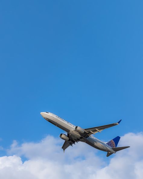 United Airlines 737-900 taking off. Download this photo by Nick Morales on Unsplash Boeing Wallpaper, Jet Airlines, Airline Booking, Freedom Travel, School Field Trip, Find Cheap Flights, Boeing 777, Delta Airlines, United Airlines