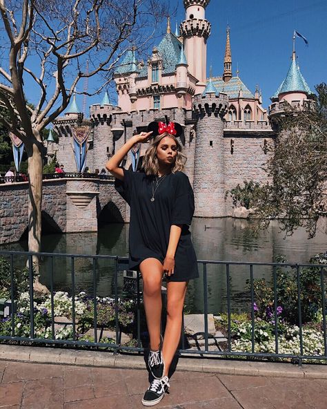 Paris Aesthetic Outfit, Disneyland Outfit Spring, Look Disney, Disneyland Aesthetic, Outfits Jordans, Disney Outfits Women, Disney Photo Ideas, Disney World Pictures, Disney World Outfits