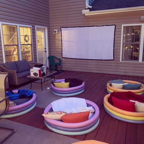 Outdoor Movie Pool Seating, Indoor Movie Night Seating, Outside Party Set Up, Inflatable Pool Ideas Backyard Movie, Backyard Movie Party Seating, Swimming Pool Movie Night, Outside Movie Night Party Seating, Outside Movie Birthday Party, Inflatable Pool Movie Night