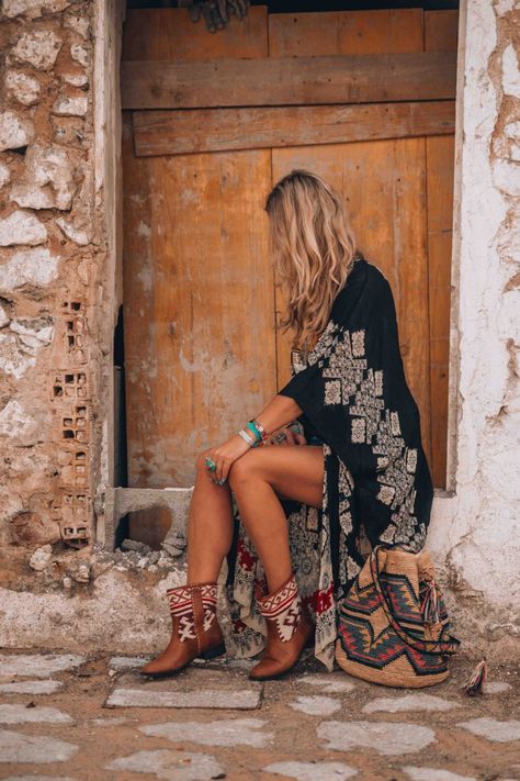 bohemian style kimono Bohemian Style Kimono, Bohemian Schick, Bohemian Shoes, Moda Rock, Stile Boho Chic, Look Boho Chic, Boho Styl, Estilo Hippy, Mode Kimono