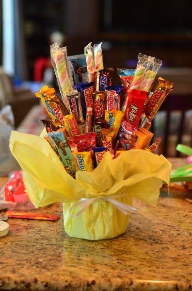 Tutorial: Candy Bouquet The trifecta of presents: cute, easy, and inexpensive! Candy Bar Bouquet, Candy Arrangements, Sleepover Birthday, Baskets Ideas, Candy Bouquets, Candy Crafts, בר מצווה, Crafty Gifts, Cadeau Diy