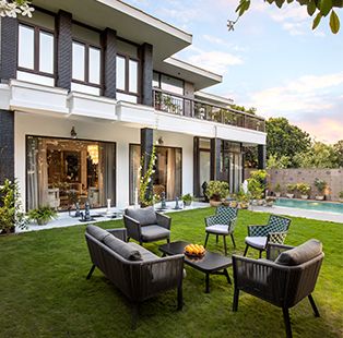 Crafted by architects and designers, these outdoor spaces are culmination of refined modern architecture with ecology and offer relaxtion House Arch Design, House Outside Design, Design Exterior, Luxury Homes Dream Houses, Luxury House Designs, Dream House Exterior, Facade House, Dream House Decor, Small House Design