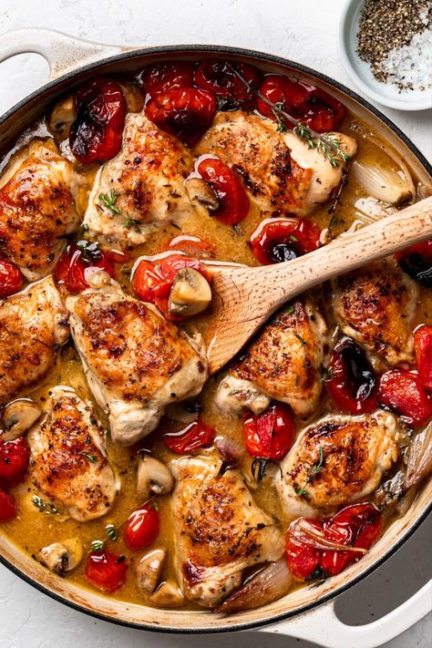 Shallot Sauce, Chicken With Tomatoes, Shallot Recipes, Chicken Thighs Mushrooms, Braised Chicken Thighs, Reheat Chicken, Braised Chicken, Wine Sauce, Best Chicken Recipes