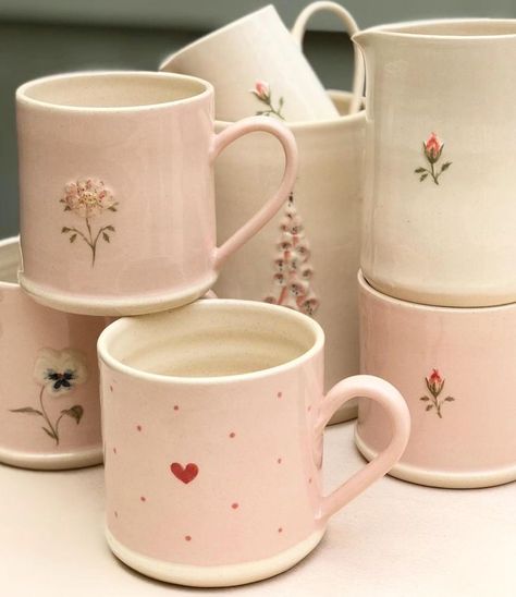 Ceramic Ideas Aesthetic, Mug Decorating Ideas, Diy Pottery Painting, Tanah Liat, Pretty Mugs, Tassen Design, Keramik Design, Pottery Crafts, Diy Pottery