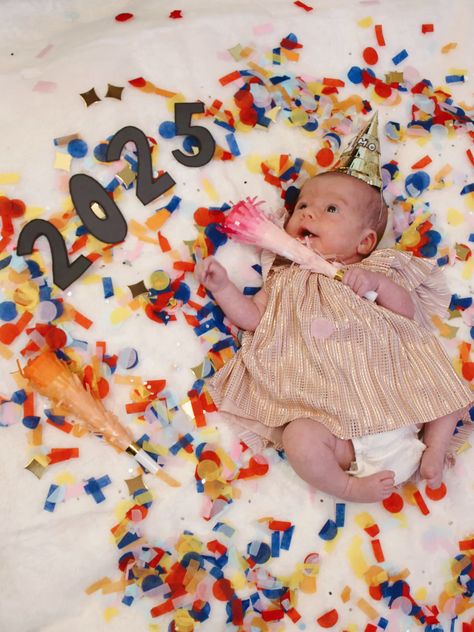 #nye #newyearsday #babyphotoideas #newborn #babyphotoshoot #newyearsphotos New Years Day, Baby Photoshoot, Children Photography, Baby Photography, New Years Eve, Newborn Photography, Creative Photography, Photo Props, Confetti