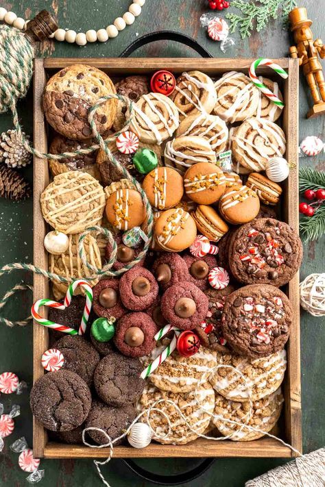 Christmas Cookie Platter Cookie Platters Display, Cookies Platter, Platter Display, Maple Cookies, Christmas Baking Ideas, Cookie Board, Chocolate Macaron, Cinnamon Roll Cookies, Cookies From Scratch