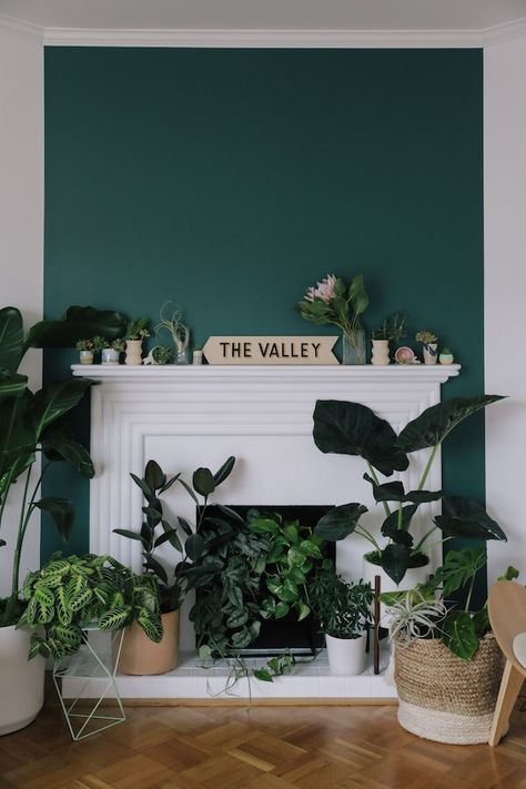 Home Tour: A Bold Statement in the Sunset Bungalow - Apartment34 Minimalist Living Room Decor, San Francisco Houses, First Apartment Decorating, Faux Fireplace, Modern Fireplace, The Fireplace, Green Interiors, Living Room Decor Ideas, Room Decor Ideas