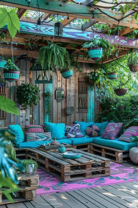 Entdecke die Magie des Boho-Stils mit unserer Sammlung von 137 einzigartigen Outdoor-Lounge-Ideen. Perfekt, um deine Terrasse in einen farbenfrohen und gemütlichen Rückzugsort zu verwandeln – lass dich inspirieren und kreiere deinen eigenen Boho-Traum! Patio Lounge Ideas, Outdoor Oasis Ideas, Fence Gardening, Boho Outdoor Space, Bohemian Patio, Hippie Garden, Diy Backyard Patio, Boho Patio, Garden Lounge