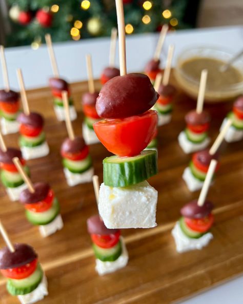 Greek Salad Skewers with Homemade Vinaigrette - Spoonful of Si Christmas Caprese, Vegetarian Party Appetizers, Caprese Wreath, Salad Skewers, Greek Vegetables, Homemade Vinaigrette, Mozzarella Balls, Christmas Appetizer, Tomatoes Mozzarella