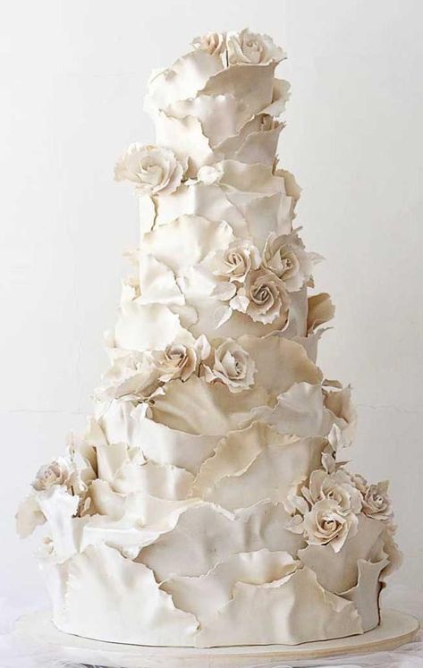 Cake With Flowers, Pretty Wedding Cakes, Dream Wedding Cake, Wedding Dessert Table, White Wedding Cakes, Wedding Cakes With Cupcakes, Cake Trends, Modern Wedding Cake, Unique Wedding Cakes