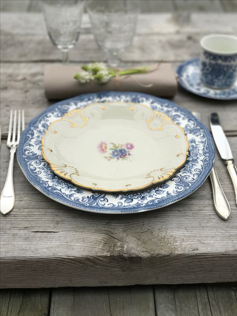 Dinnerware Photography, Mismatched Table Setting, Eclectic Dishes, 21 Diner, Backyard Picnic, Dining Ware, Dinner Party Table, Entertaining Friends, Dinner Table Decor