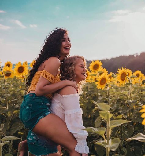 Sunflower field photoshoot Best Friend Sunflower Photoshoot, Sunflower Field Photoshoot, Sunflower Field Pictures, Sunflower Family, Friendship Photoshoot, Sisters Photoshoot, Sunflower Photo, Sunflower Pictures, Sunflower Fields