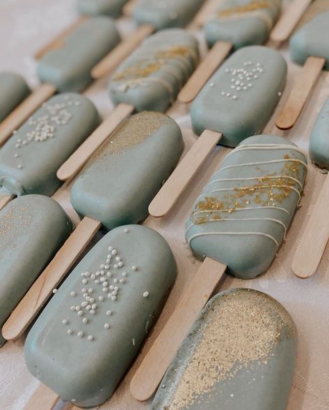 Winter Cake Popsicles, Blue Cakesicles, Wedding Cakesicles, Cake Sicles, Cakesicles Ideas, Popsicles Cake, Diy Cake Pops, Ruby Chocolate, Cake Pop Decorating