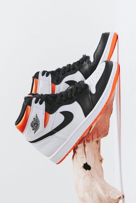 Air Jordan 1 Black And White, Hypebeast Shoes, Shattered Backboard, Jordan 1 Black, Nike Shoes Girls, Jordan Shoes Girls, All Nike Shoes, Lit Shoes, Nike Air Shoes